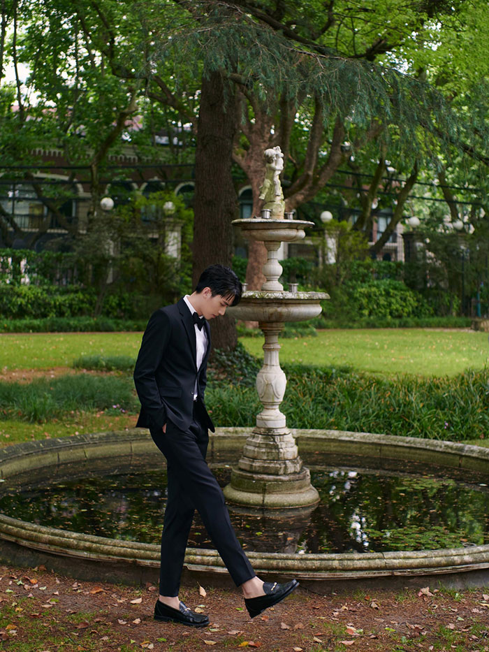 许魏洲花园西装礼服写真 挺廓剪裁尽显优越比例图片3
