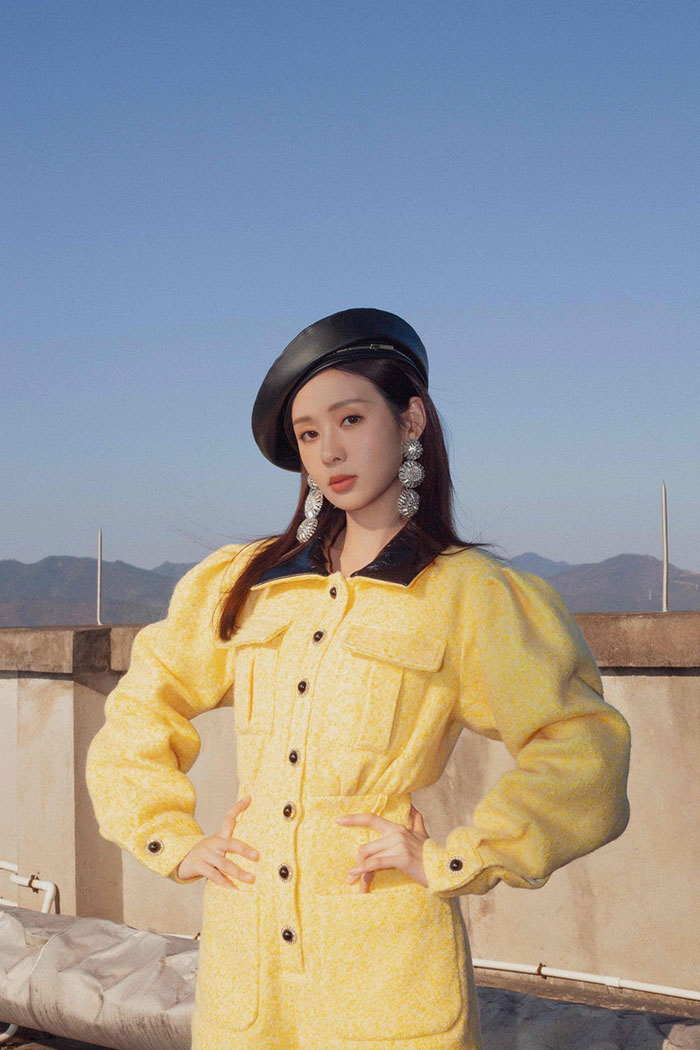 郑合惠子天台写真 鹅黄色短裙套装配贝雷帽尽显酷飒潮味图片