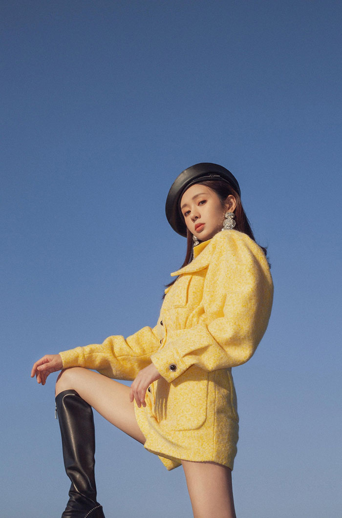 郑合惠子天台写真 鹅黄色短裙套装配贝雷帽尽显酷飒潮味图片2