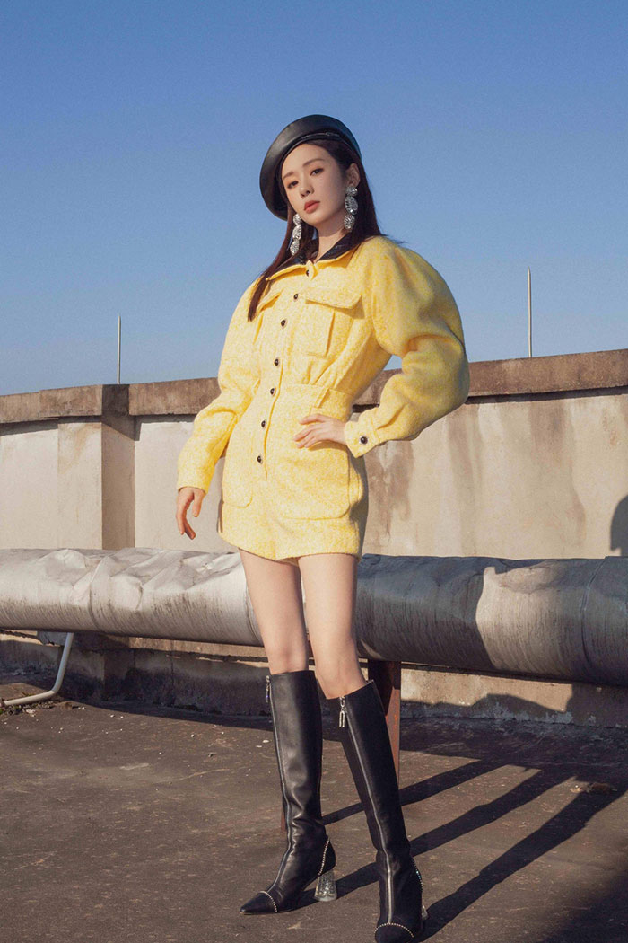 郑合惠子天台写真 鹅黄色短裙套装配贝雷帽尽显酷飒潮味图片3
