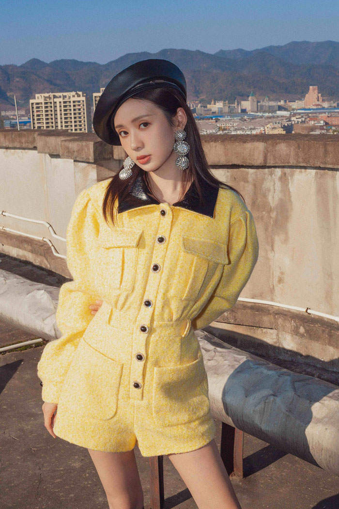 郑合惠子天台写真 鹅黄色短裙套装配贝雷帽尽显酷飒潮味图片7